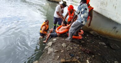 ठाणे खाड़ी में डूबते युवक को मनपा फायर ब्रिगेड जवानों ने बचाया